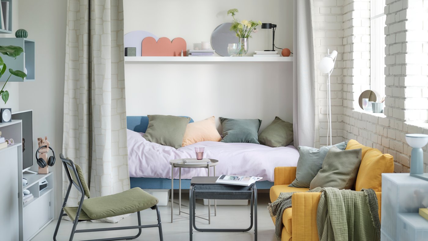 Ein helles Wohnzimmer in bunten Farben.