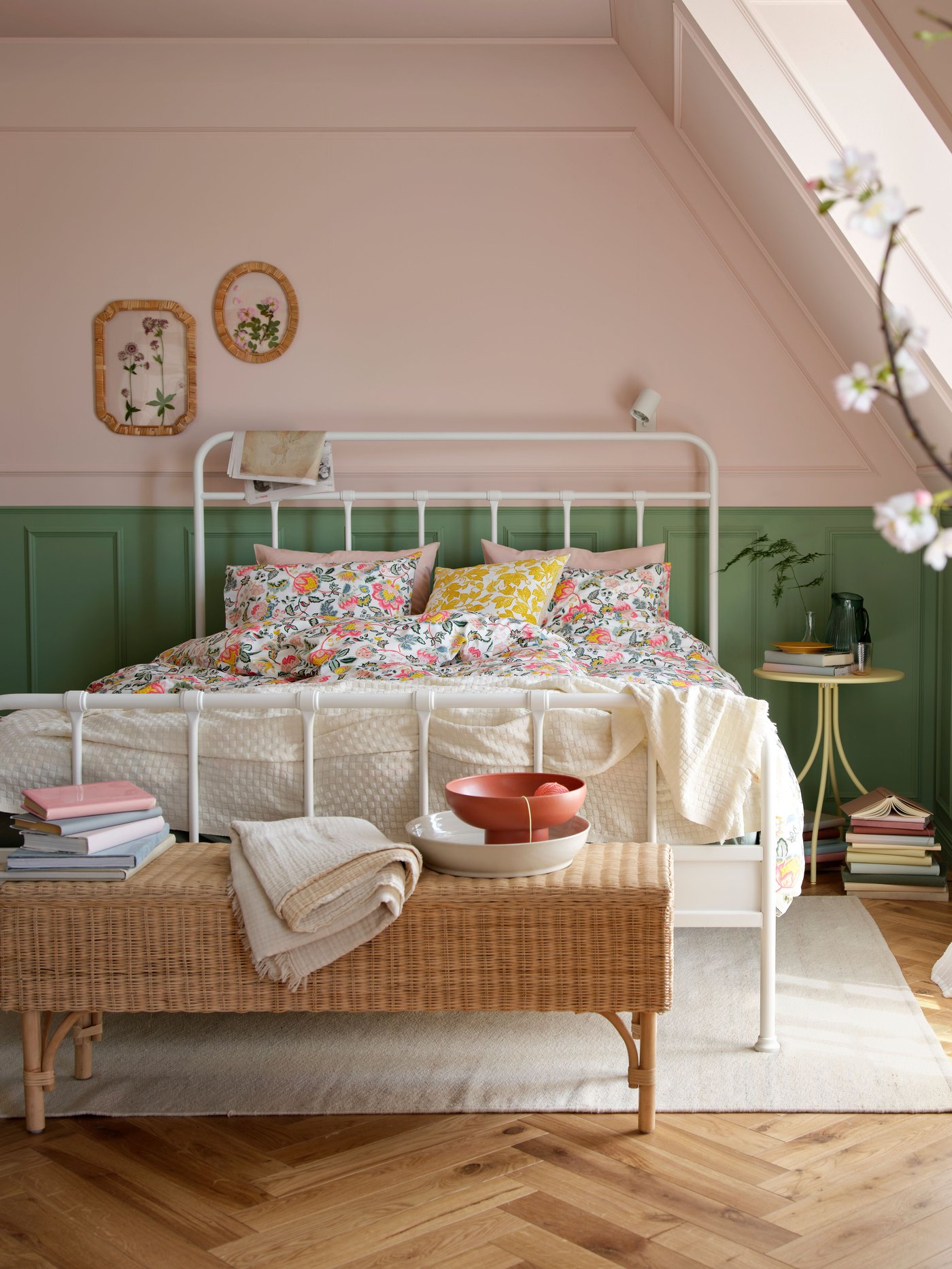 Une housse de coussin FJUNKLOCKA en jaune et blanc dans une chambre