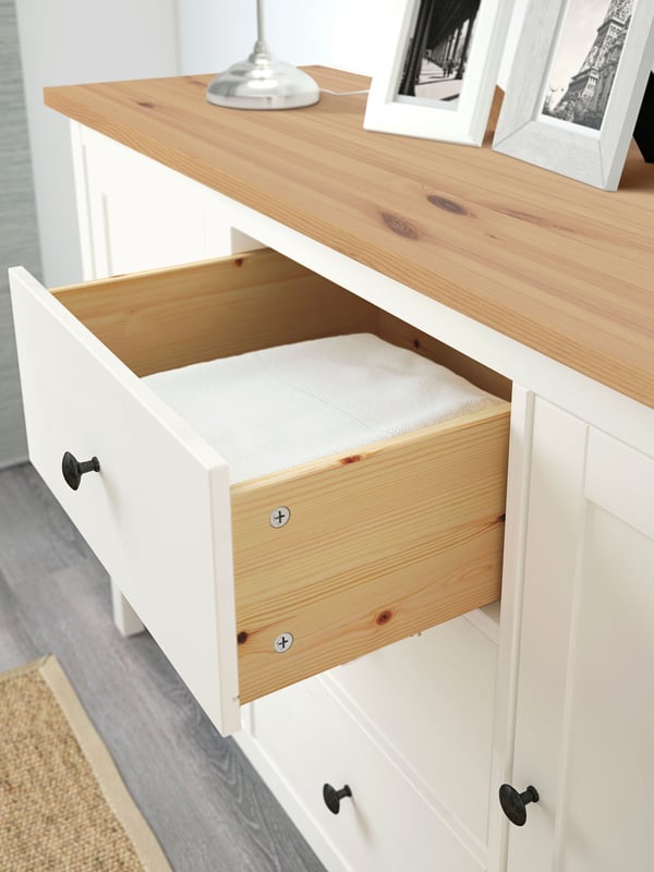 Ein weisses bzw. hellbraunes HEMNES-Sideboard im Schlafzimmer