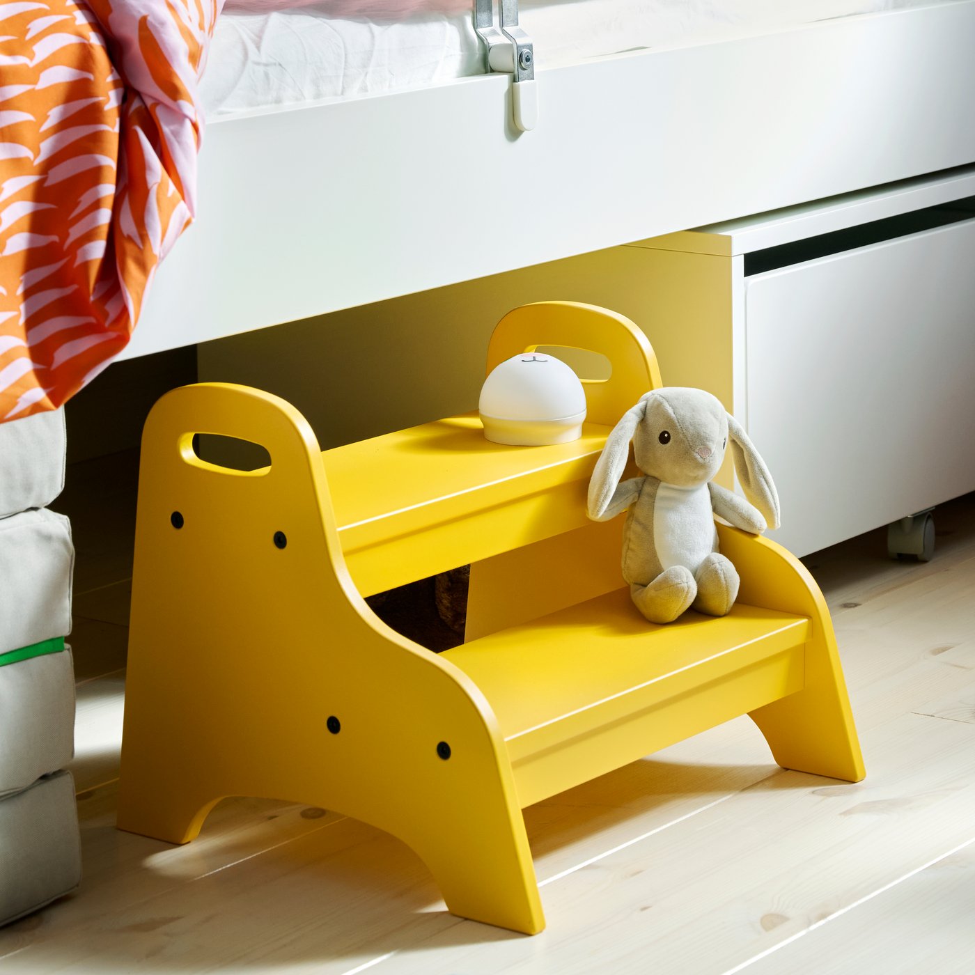 A white/rabbit battery-operated KORNSNÖ LED night light in the childrens room