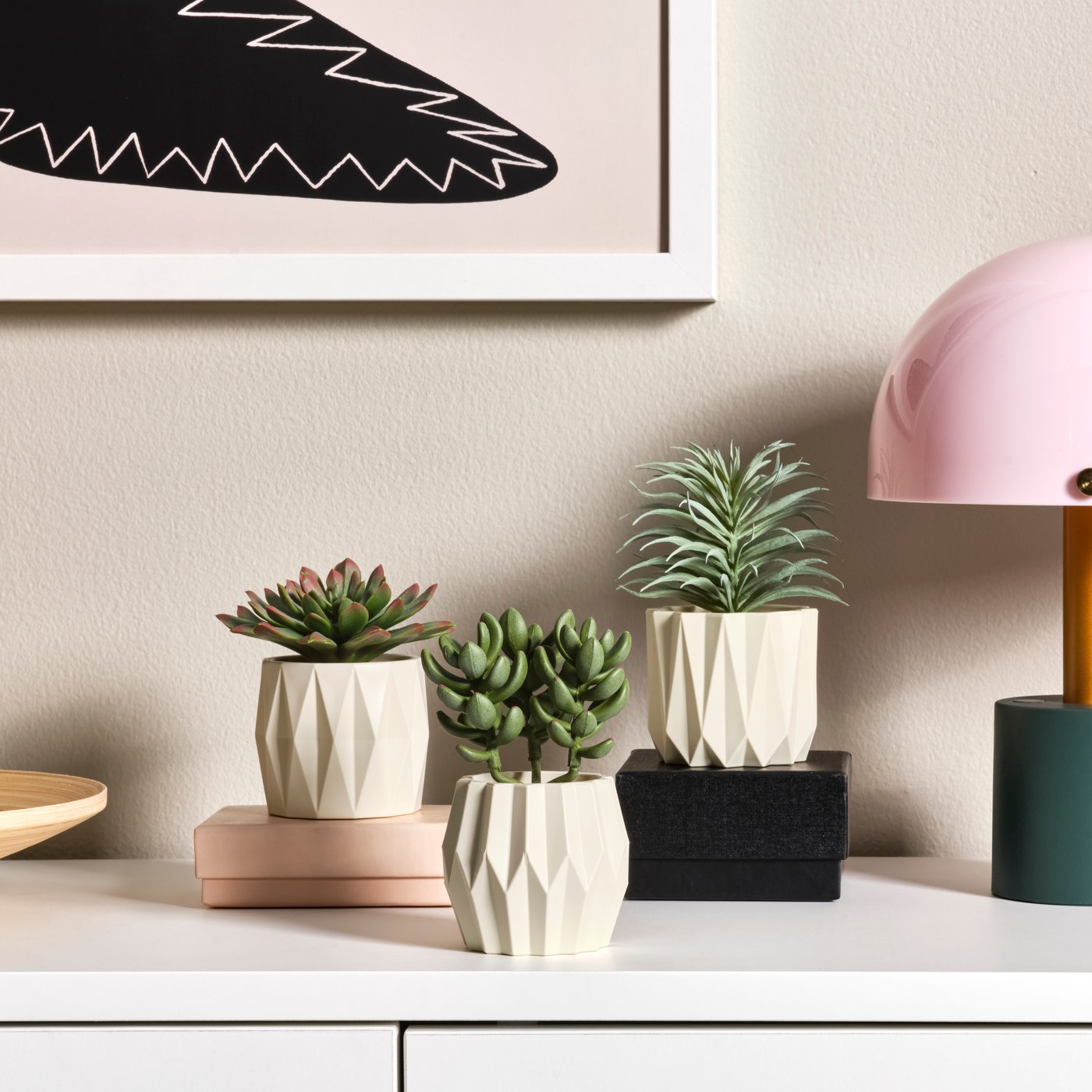 Plantas artificiales FEJKA tipo suculentas en macetas, para interior y exterior, en un espacio interior.