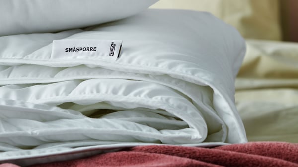 SMÅSPORRE duvet on mattress with curtains and window in background