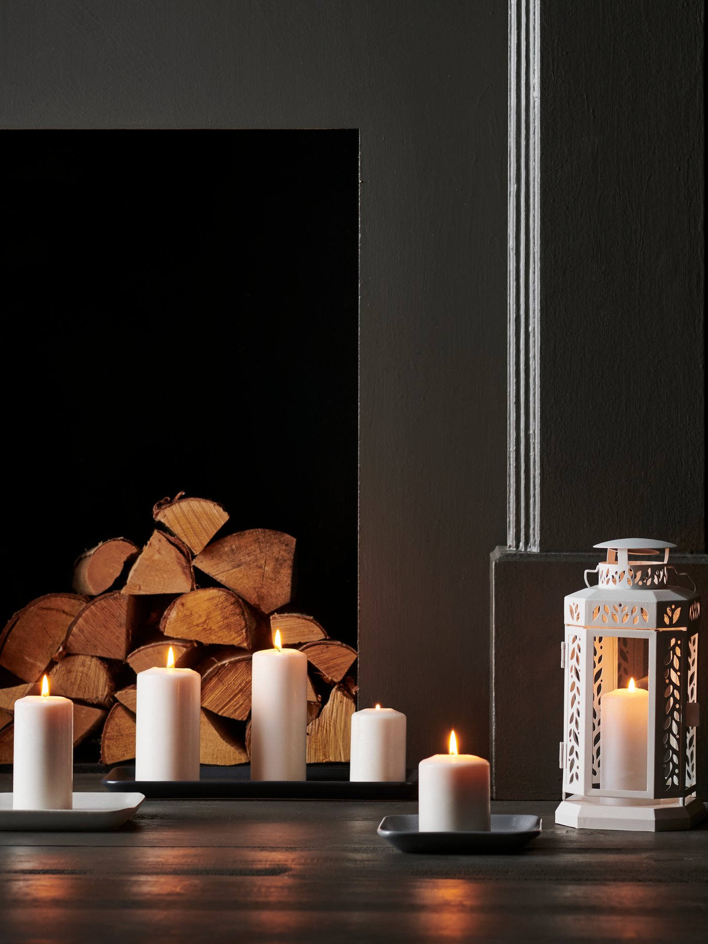 Bílá svíčka ENRUM typu „lantern f block“, pro vnitřní i venkovní použití, v obývacím pokoji