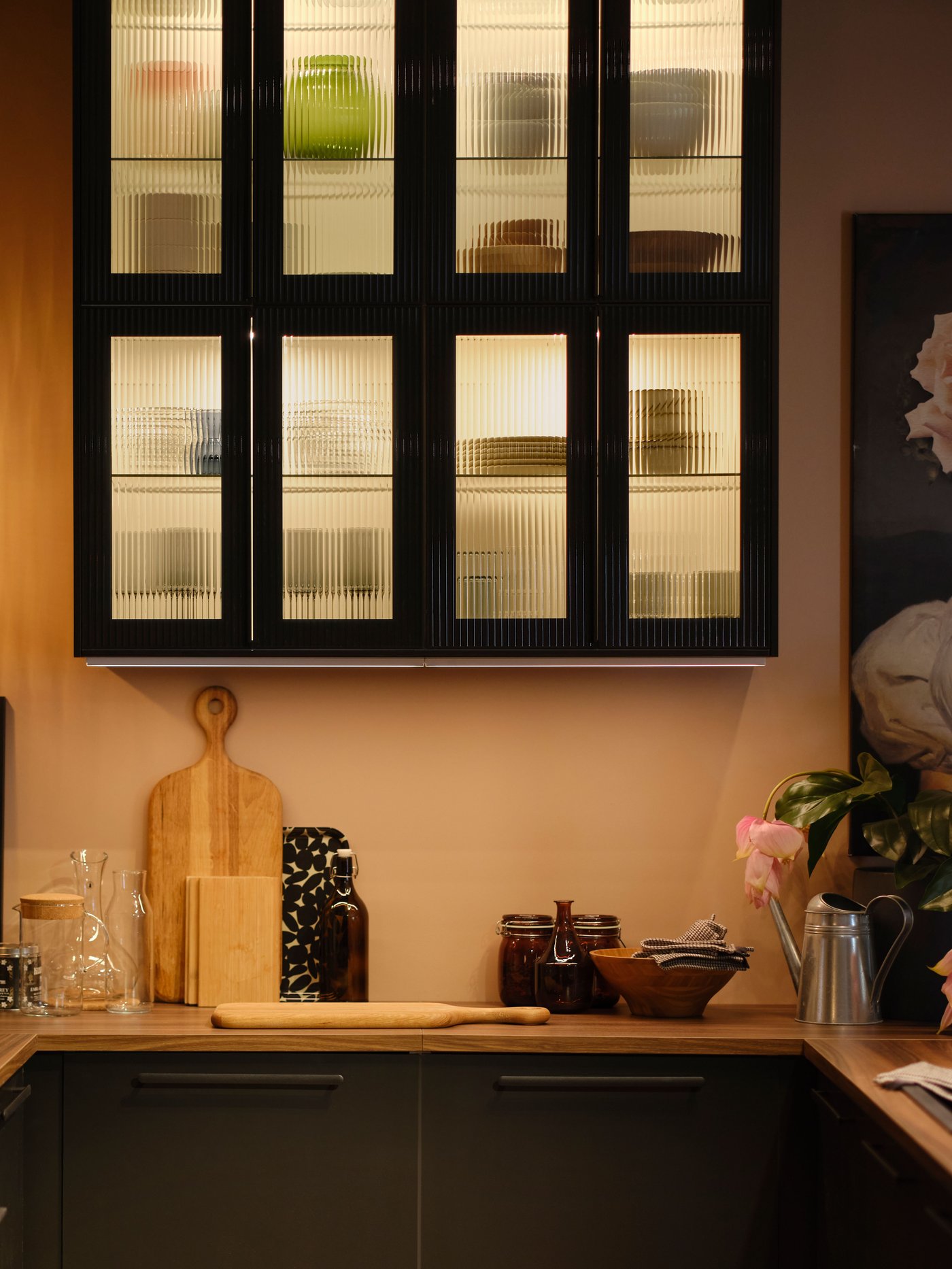 An anthracite/reeded glass HEJSTA glass door