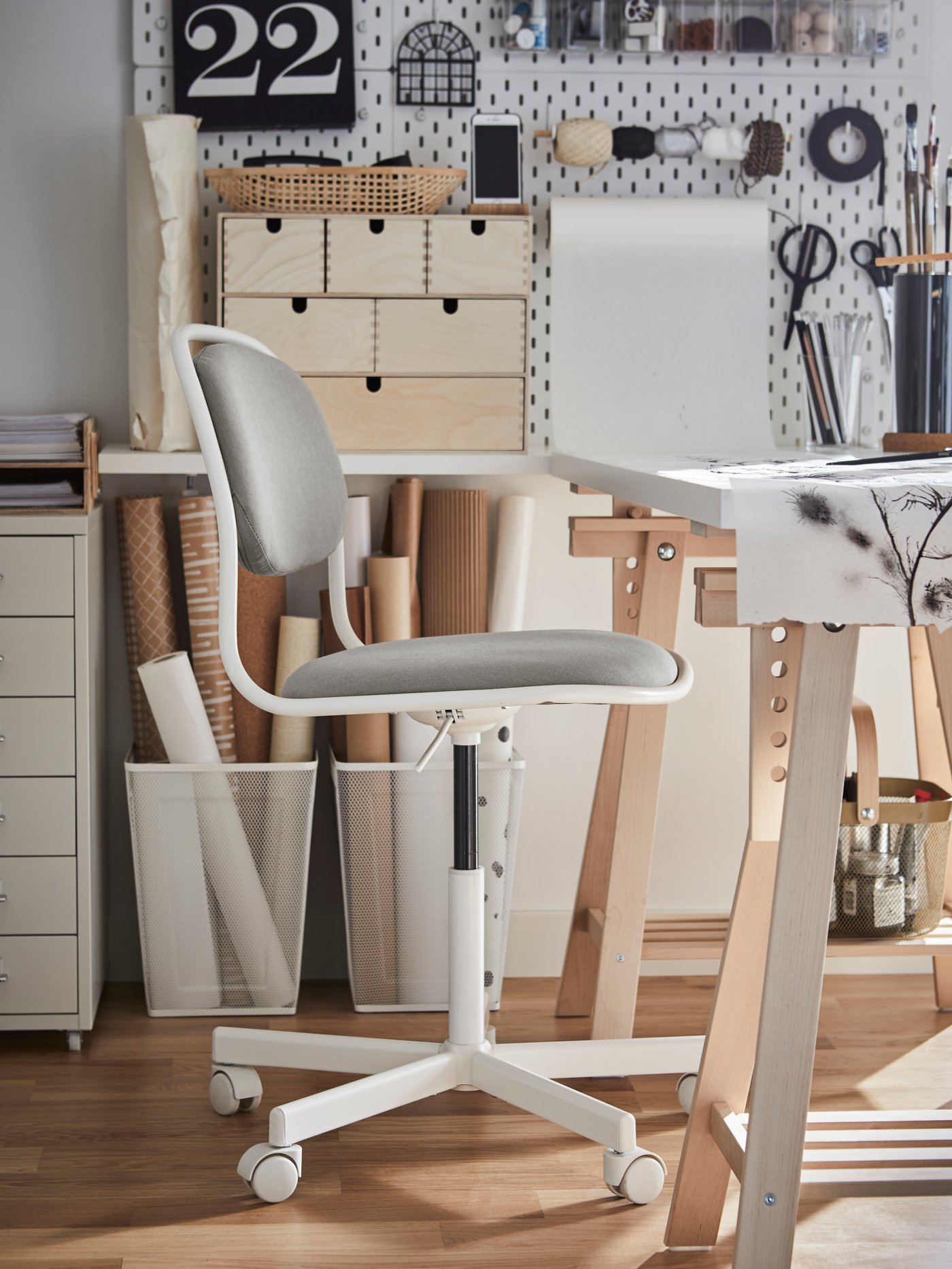 A white/Vissle light grey ÖRFJÄLL swivel chair in the home office