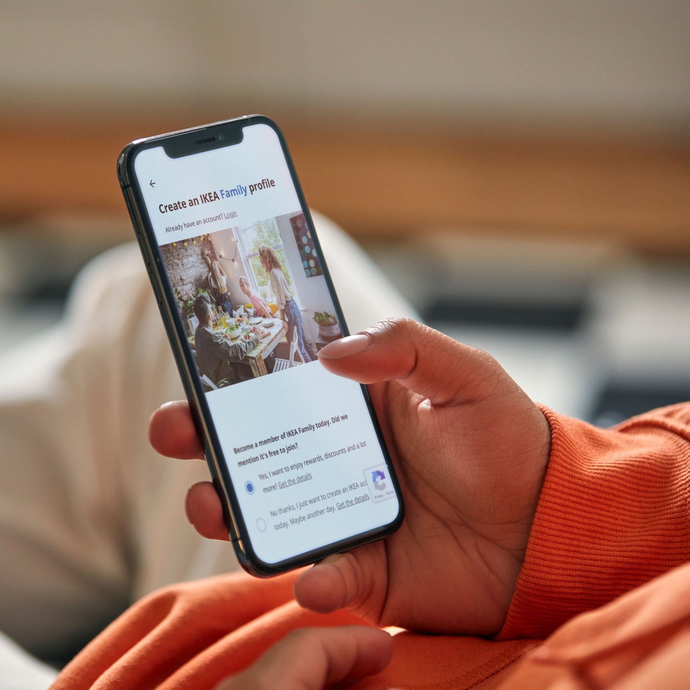 Die IKEA App ist geöffnet und die IKEA Family Karte eines Kunden wird gezeigt