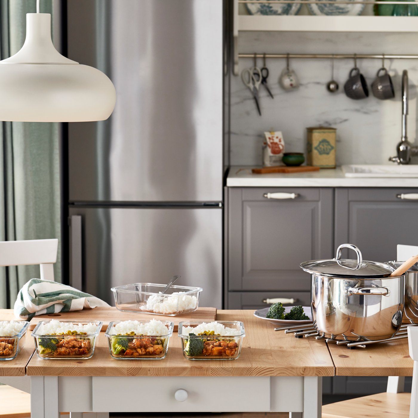 Küchentisch mit mehreren IKEA 365+ Behältern, in die Mahlzeiten gefüllt wurden.