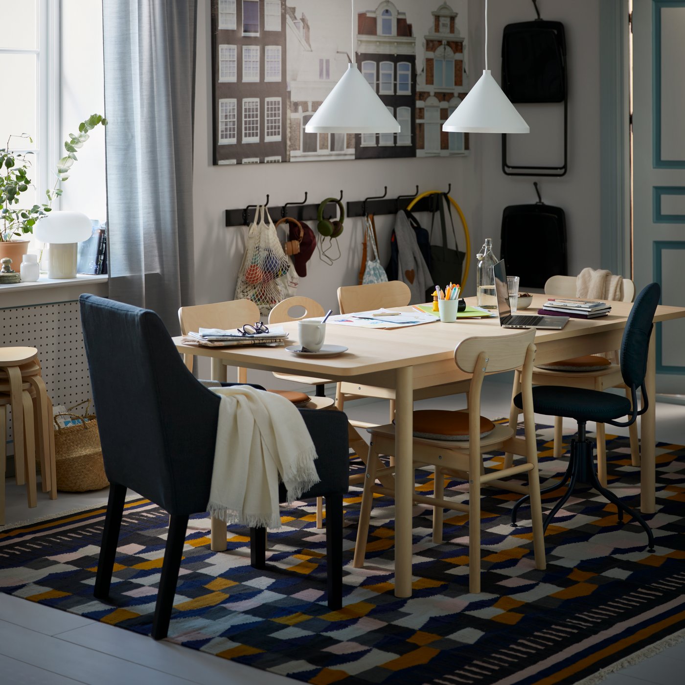 A black PINNIG rack with 3 hooks in the dining room