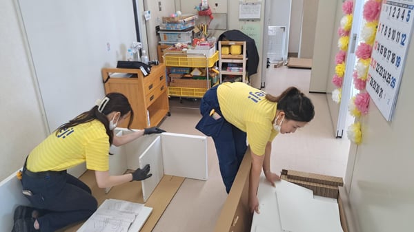 商品を組み立てているIKEA前橋のコワーカー。