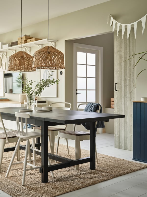 A natural LOHALS rug, flatwoven in the dining room