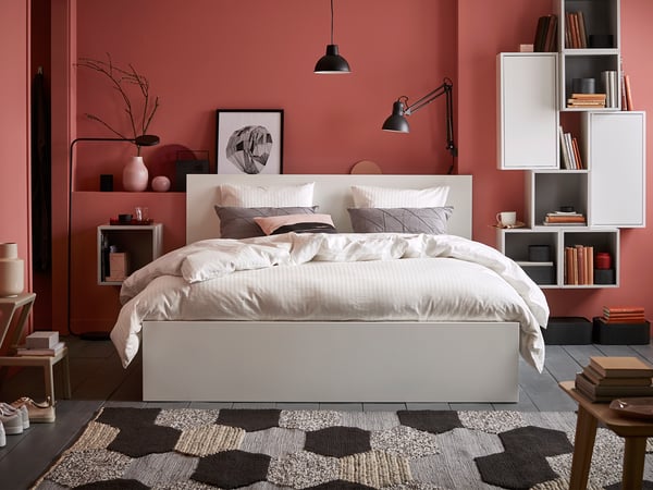 A grey HARÖRT cushion in the bedroom