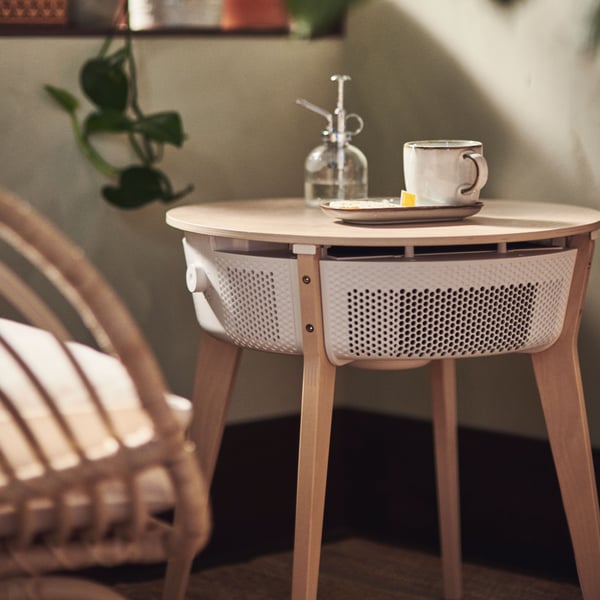 A stained oak veneer/white smart STARKVIND table with air purifier