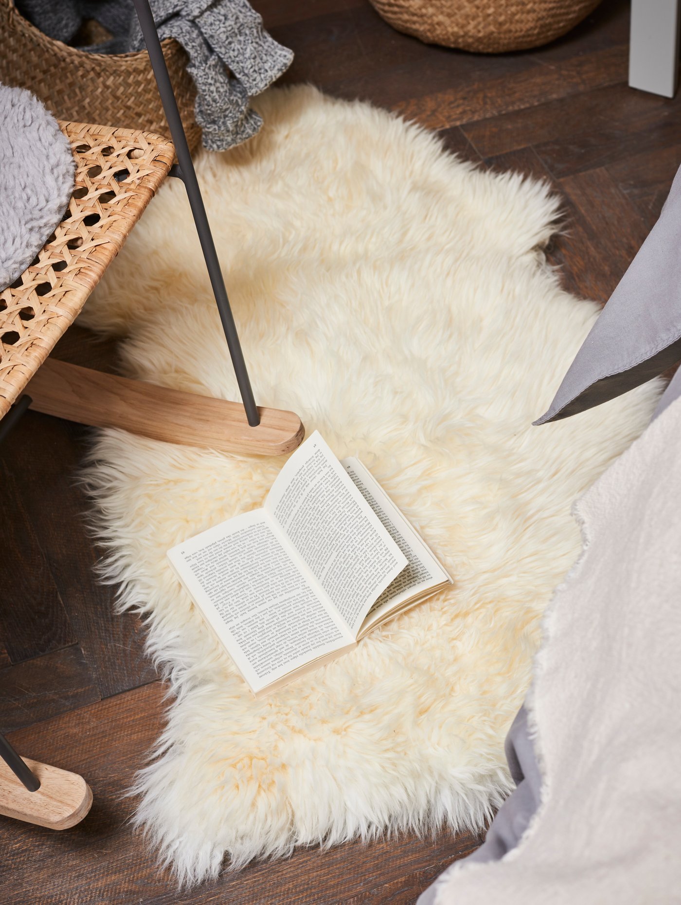 A grey/natural GRÖNADAL rocking-chair in the bedroom