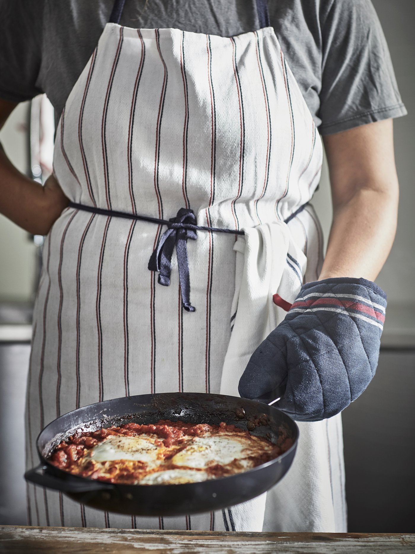 A HILDEGUN oven glove