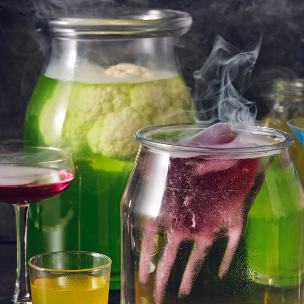 Cocktails i burkar och glas, inklusive en läskig bål gjord på DRYCK FLÄDER flädersirap och en röd hand som flyter ovanpå.
