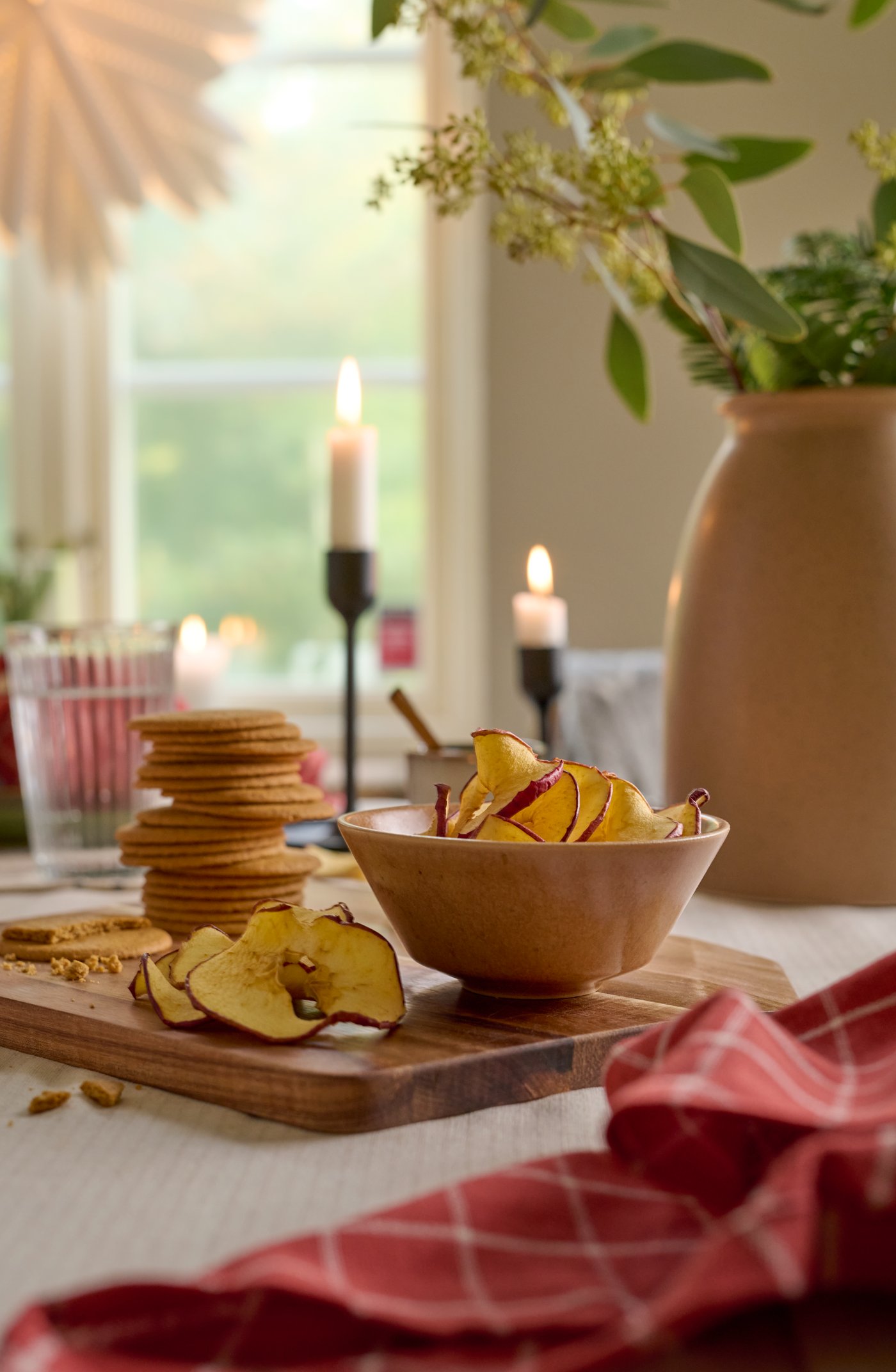 En charkbricka med pepparkakor och torkade äppleskivor.