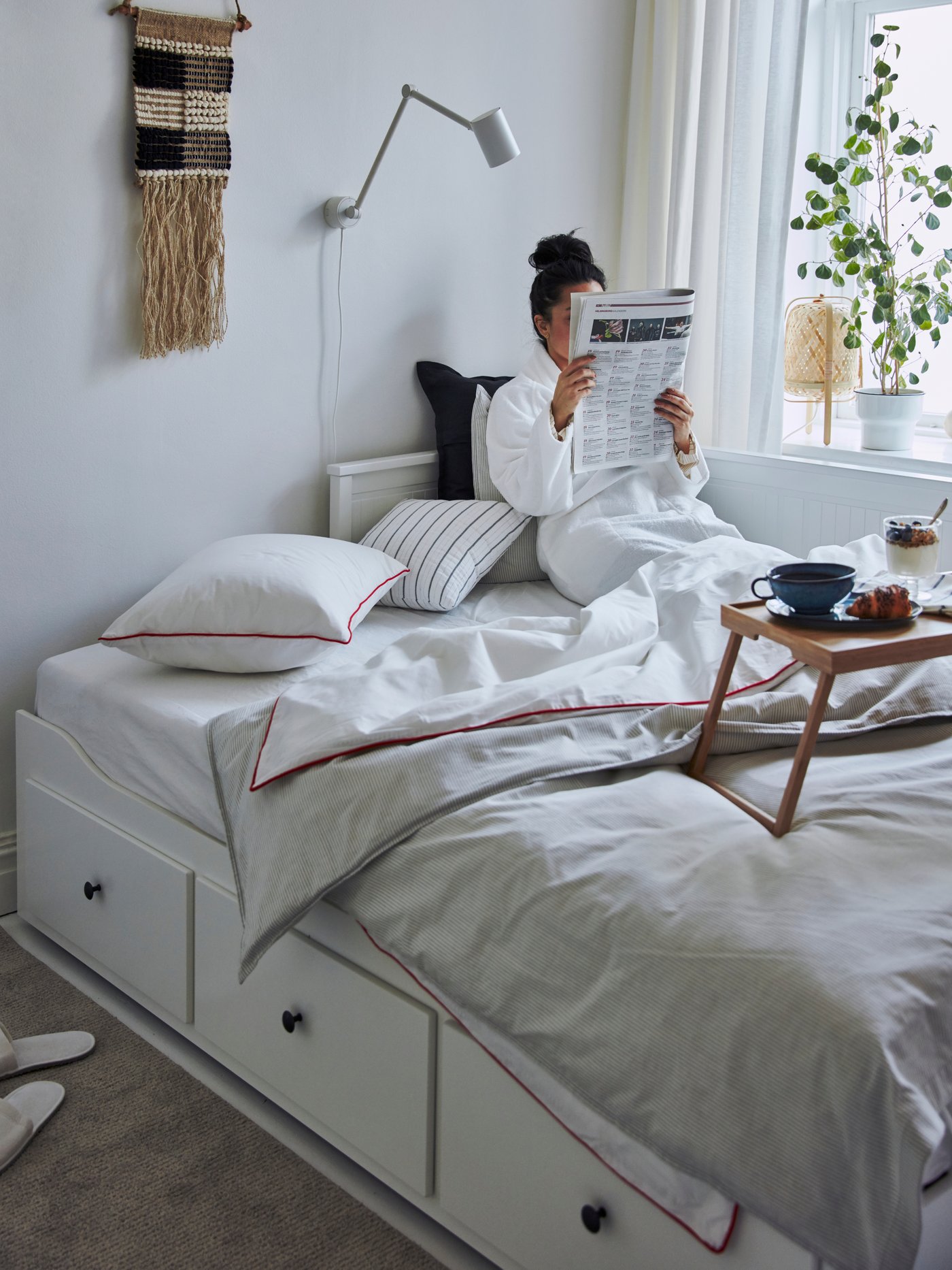 A grey/stripe BERGPALM duvet cover and pillowcase in the bedroom