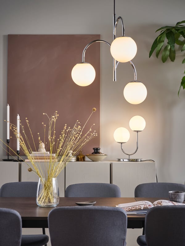A clear glass BERÄKNA vase in the dining room