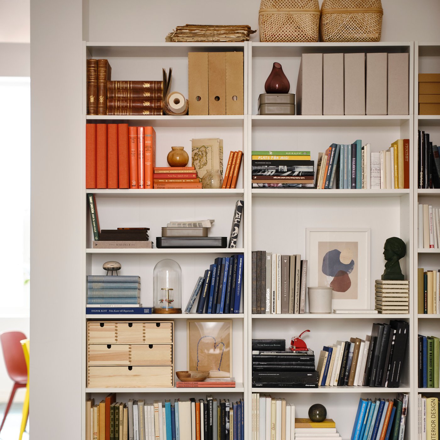 A natural SMARRA box with lid in the living room