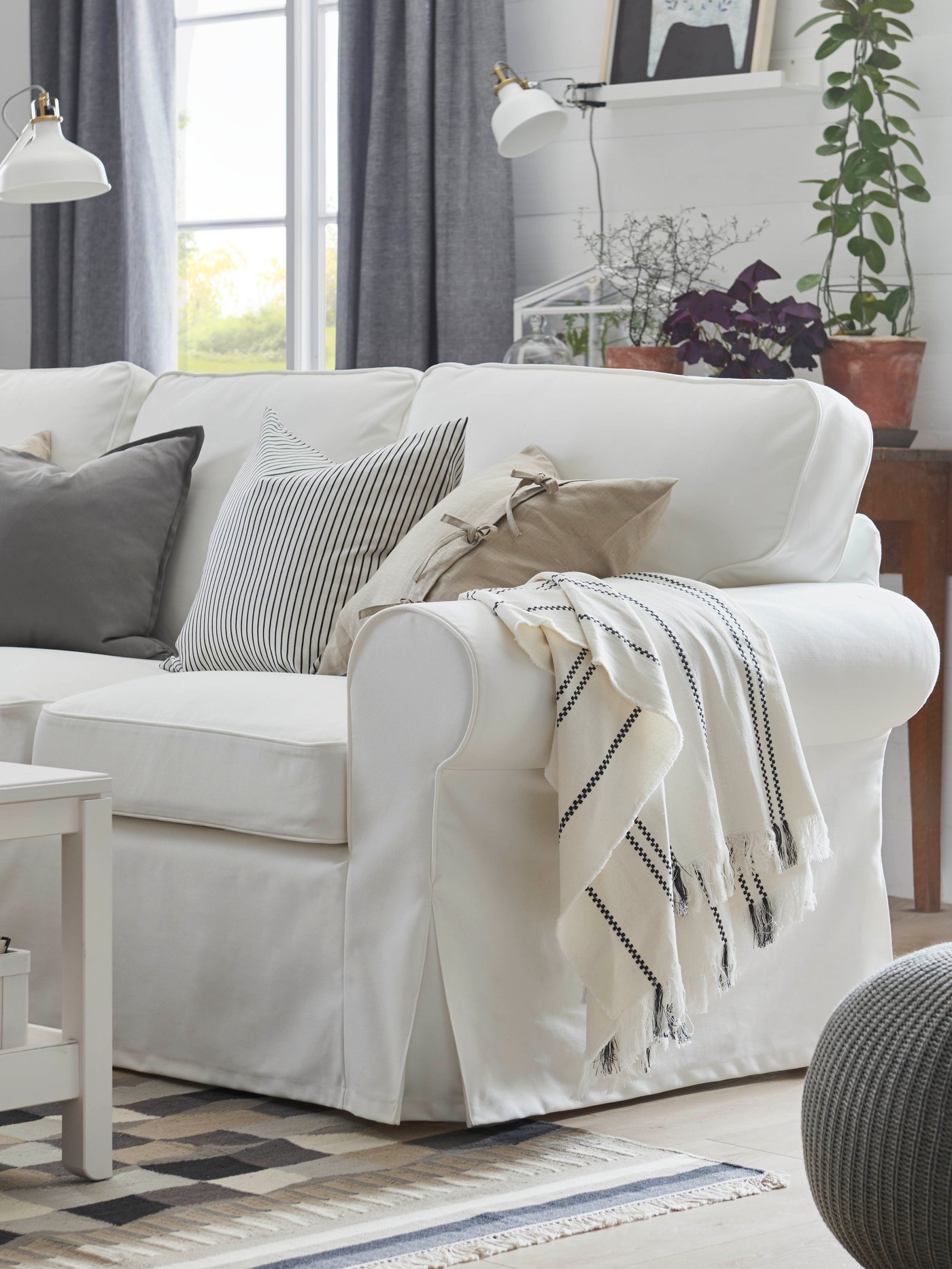 Un tapis TÅRBÄK gris/beige tissé plat à la main dans le salon.