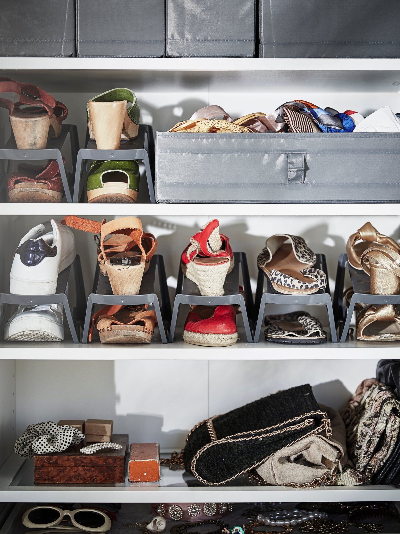 Un clóset con los zapatos organizados sobre organizadores MURVEL