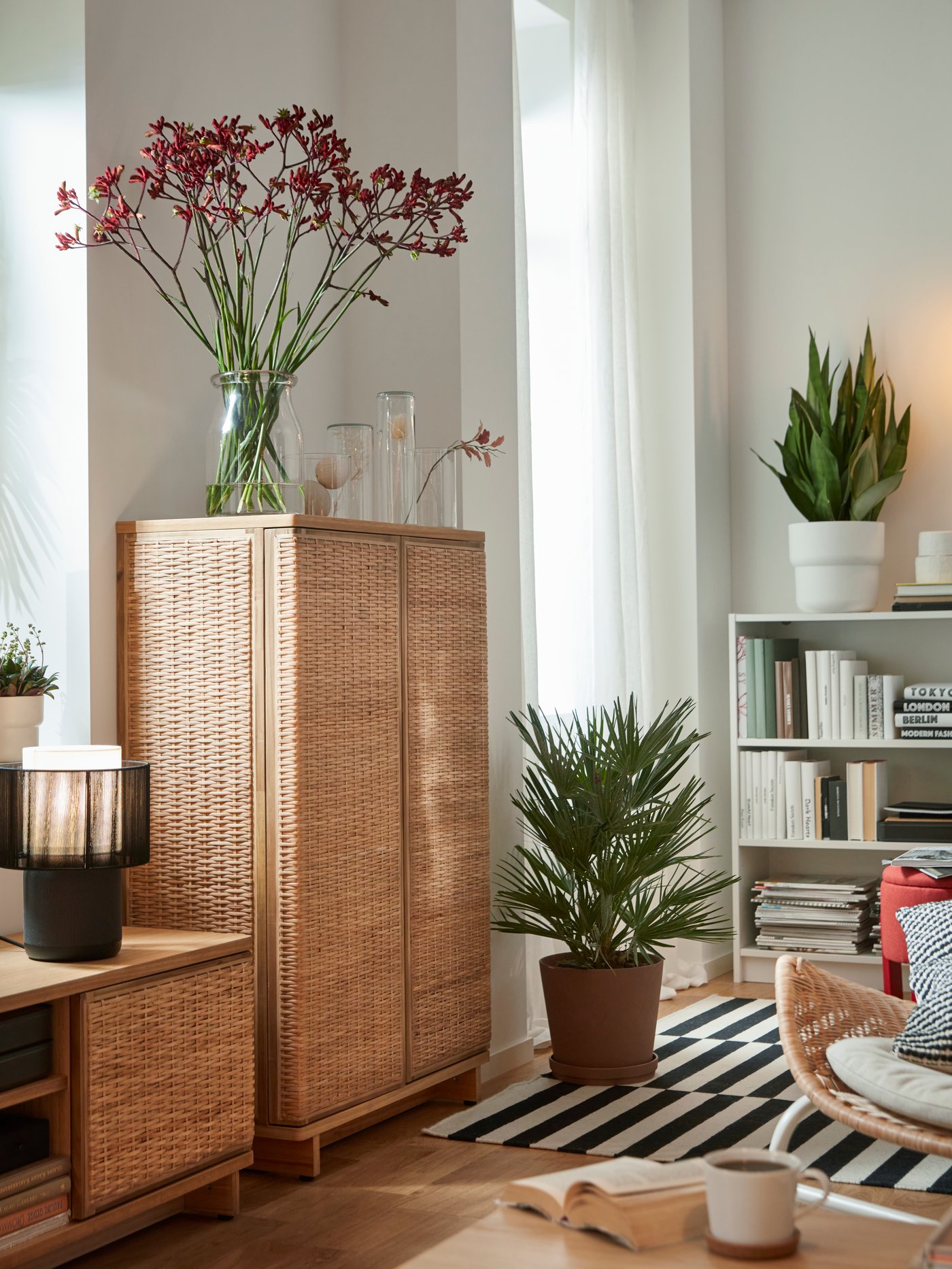 A clear glass BEGÄRLIG vase in the living room