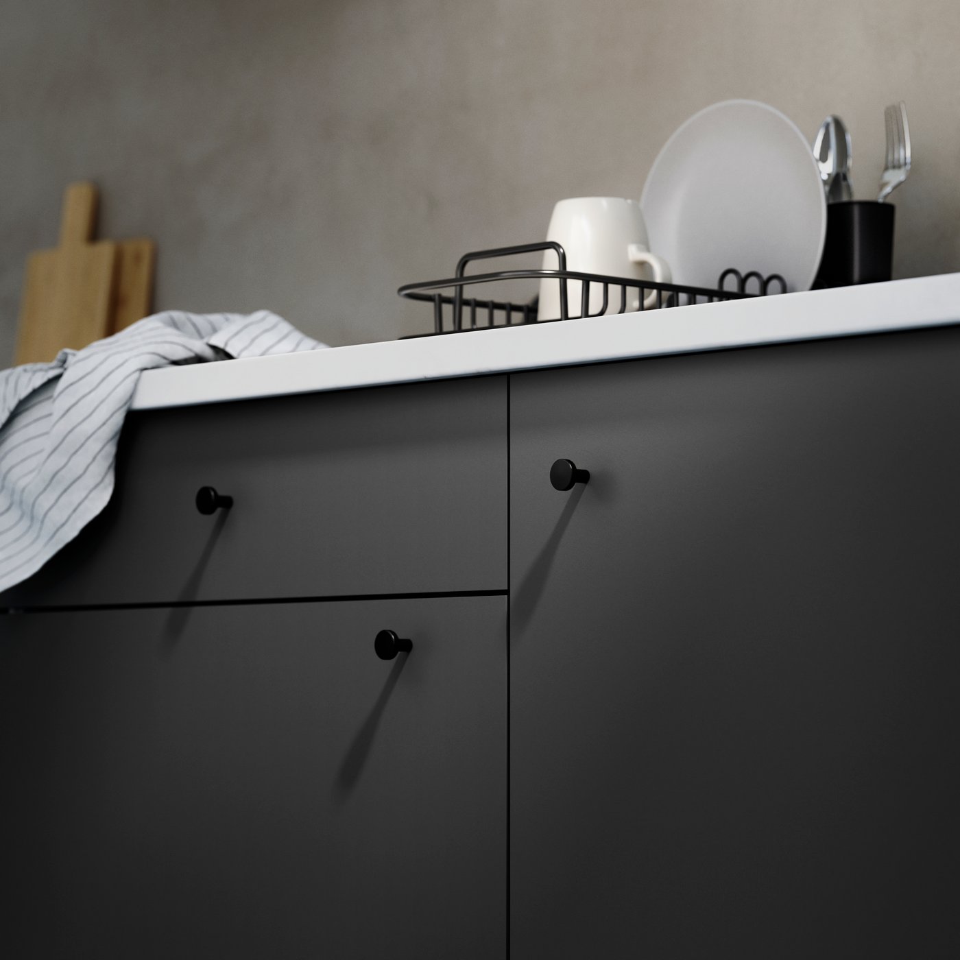 Un comptoir en gris affiche un look minimaliste avec des plats, un bol et des ustensiles ordonnés.