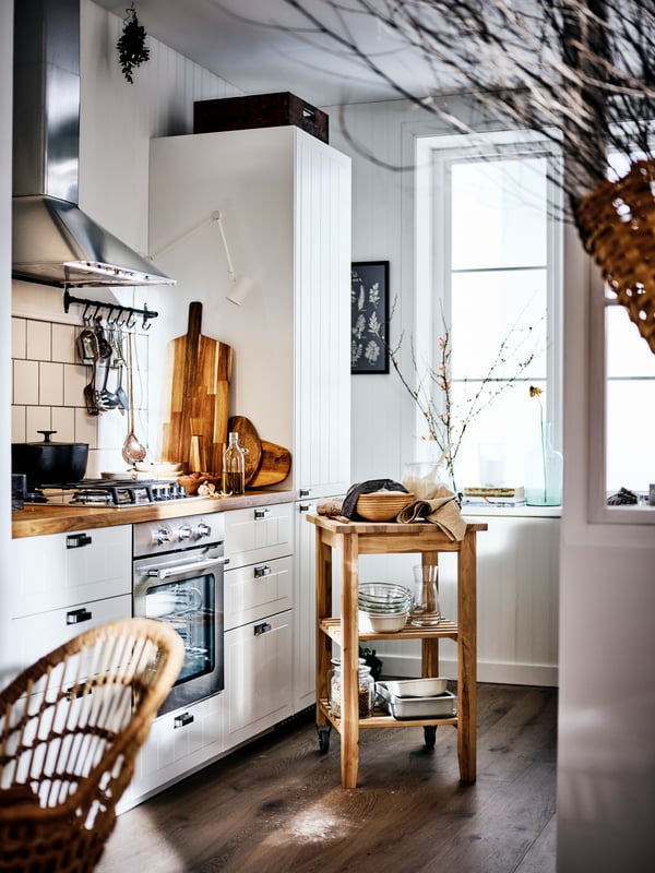 En IKEA 300 rostfritt stål MATTRADITION varmluftsugn i köket
