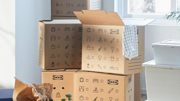 En närbild på DUNDERGUBBE kartonger från IKEA.