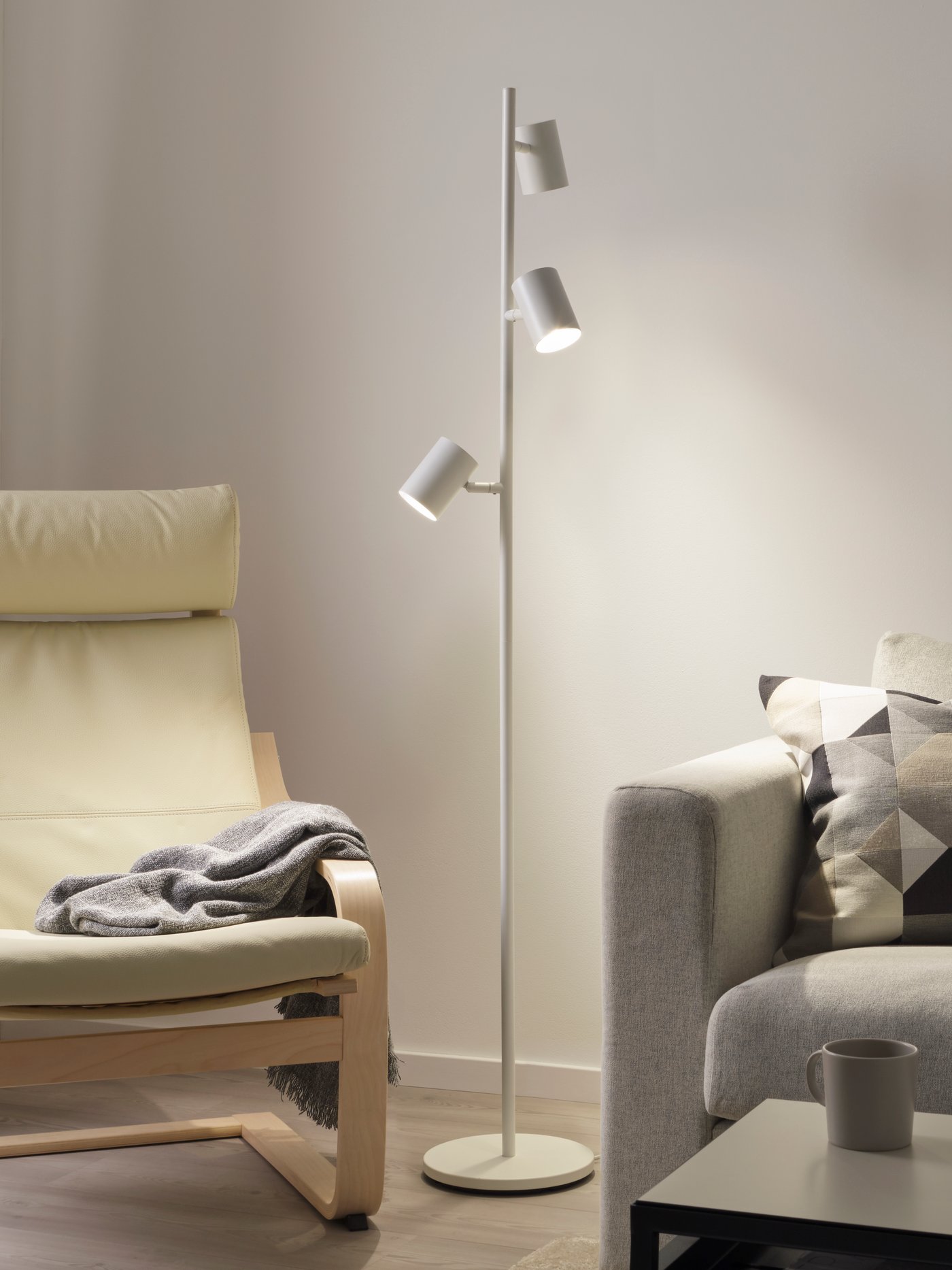 Une housse de coussin SVARTHÖ beige dans le salon
