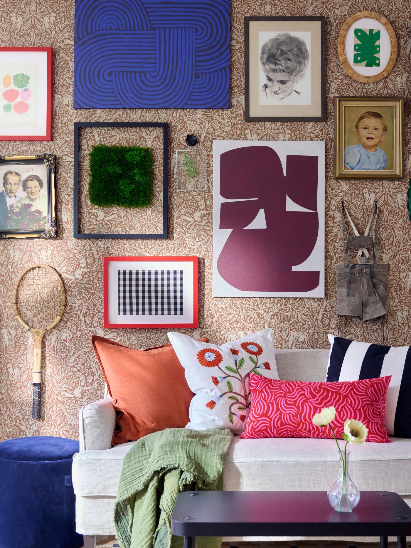 Cuadro PJÄTTERYD Endelave & Alkmaar en una sala, colocado sobre una pared junto a una planta y muebles de tonos claros.