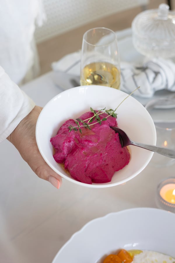 Farven på rødbedehummus er en fryd for øjet,