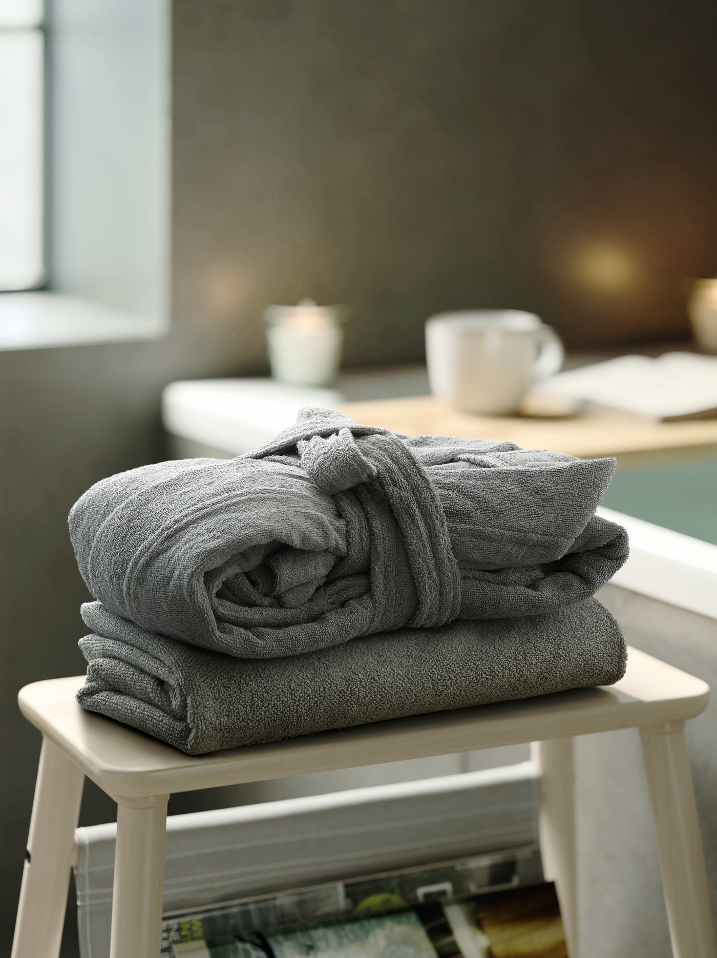 A grey ROCKÅN bath robe in the bathroom