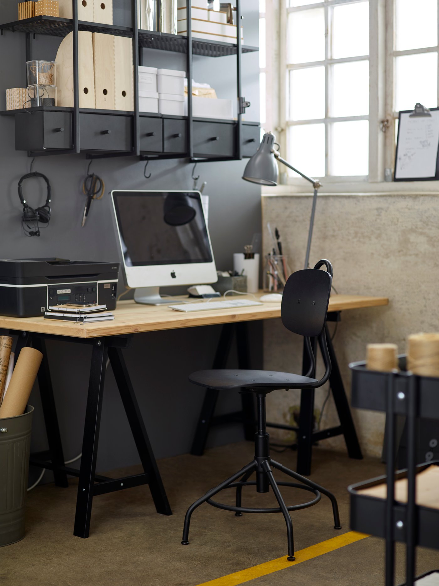 En arbejdsplads med et skrivebord og en stol i industriel stil.