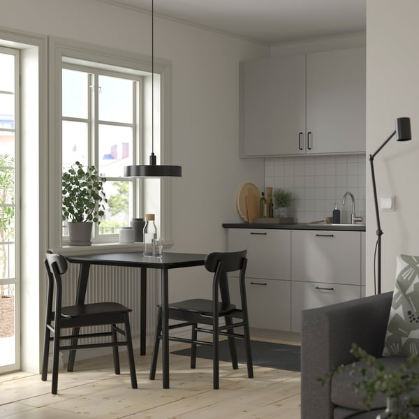 A black/green RÖNNINGE table and 2 chairs in the dining room