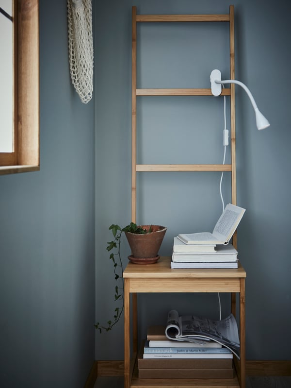 Bamboo RÅGRUND shelving units with plants and storage, behind a birch kitchen trolley with an anthracite YNGVAR bar stool.