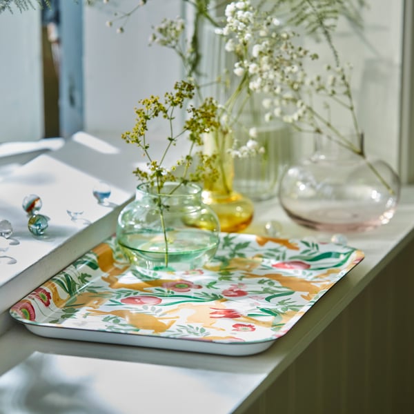 A patterned TJÄRLEK tray