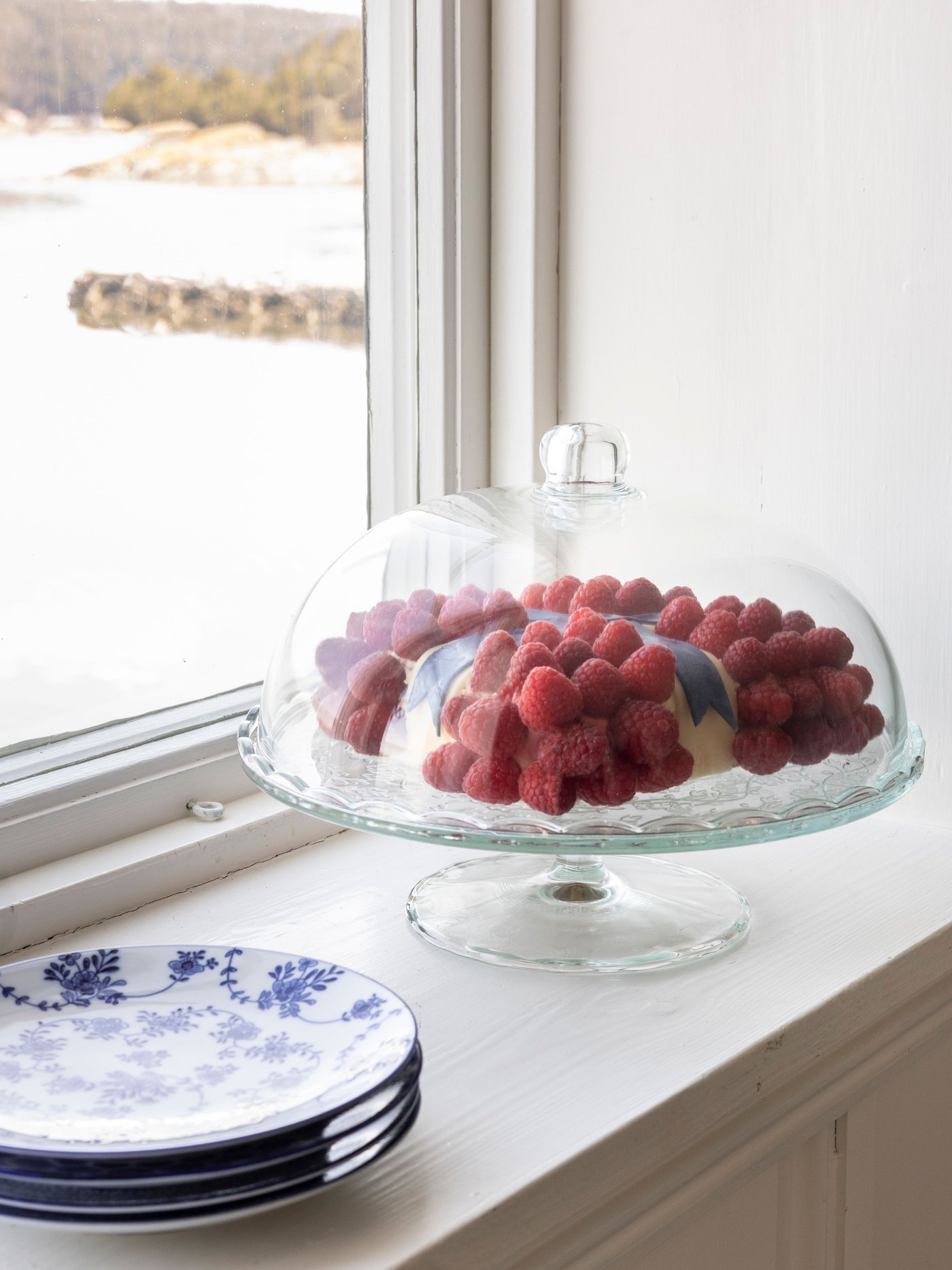 A clear glass ARV BRÖLLOP serving stand with lid
