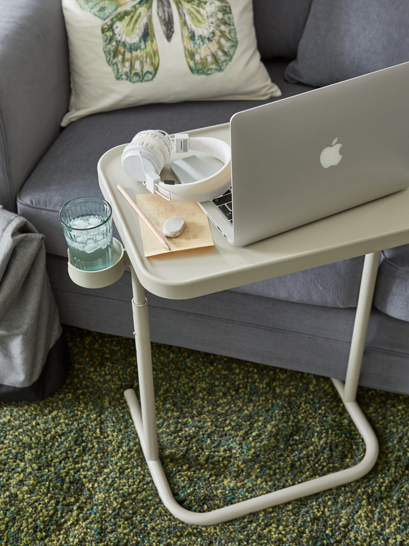 A green KALLNA glass in the home office