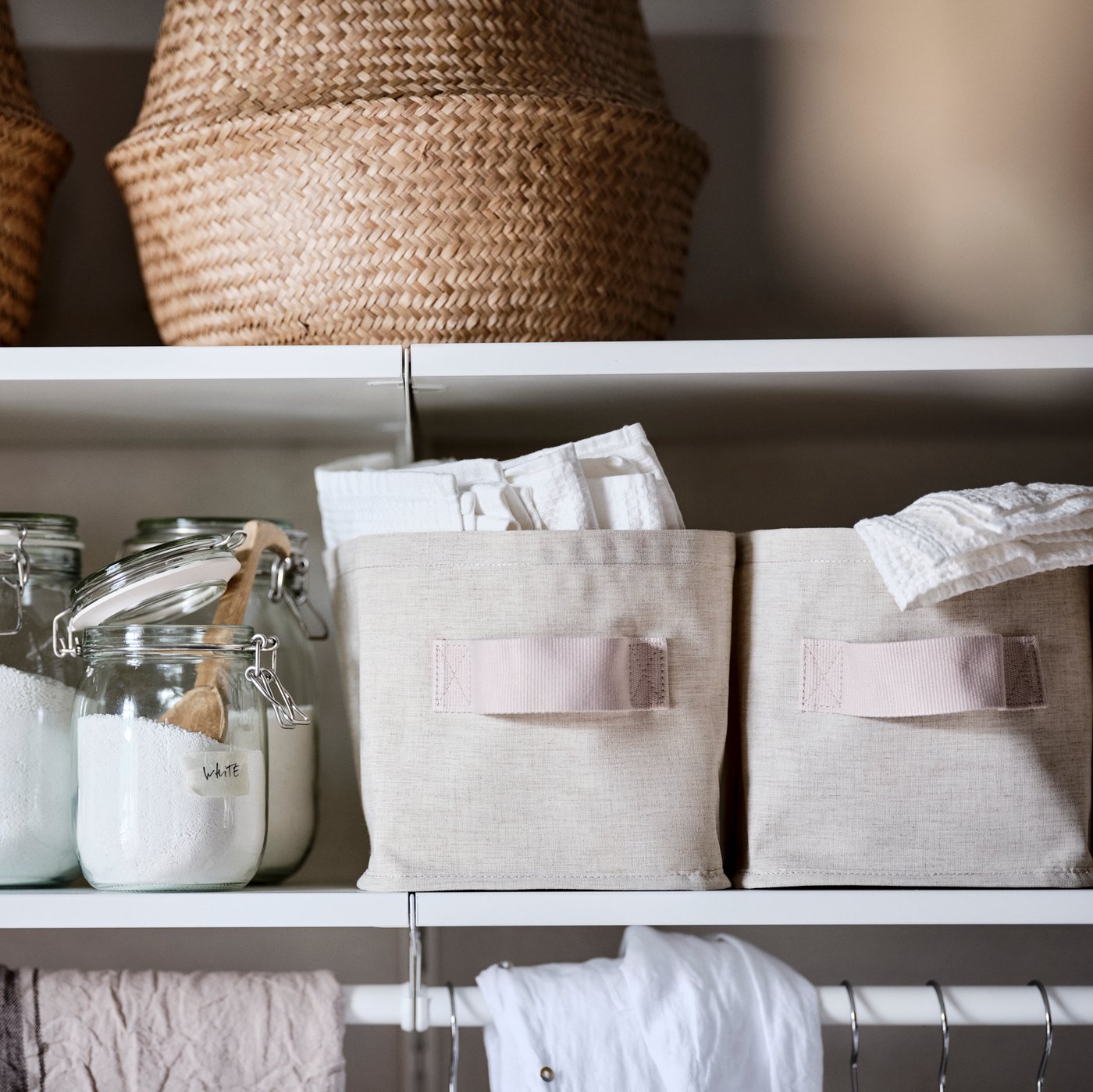 Image de deux étagères remplies d’accessoires de lavage.