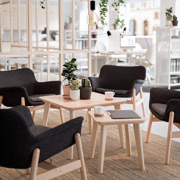 Table d’appoint LISABO en frêne plaqué dans un bureau à domicile.