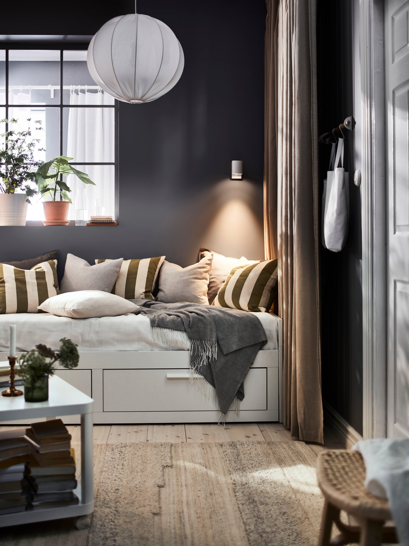 A light bamboo VOXLÖV chair in the living room