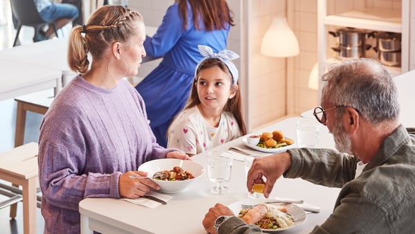 Familie genießt gemeinsam eine Mahlzeit im IKEA Restaurant – entspannter Moment beim Essen mit gesunden Gerichten in heller, einladender Umgebung.