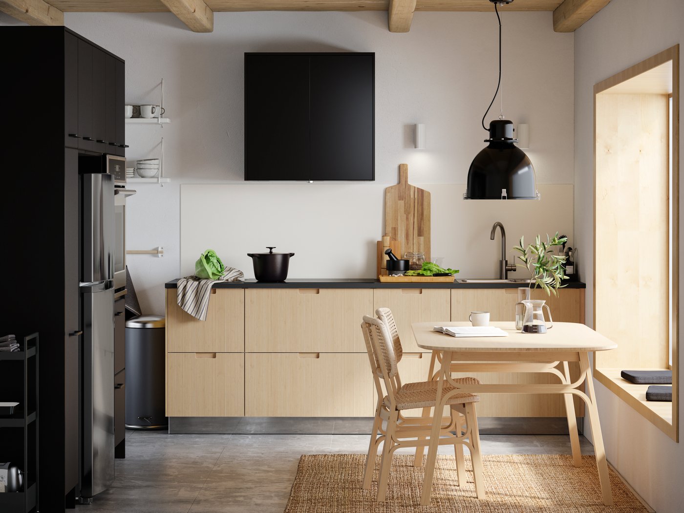 Keuken met VEDHAMN keukenfronten in eikenpatroon, keukenkasten, tafel met stoelen en witte HAVSEN spoelbak.