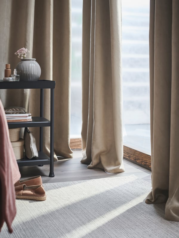 Vista de un living con una alfombra gris TIPHEDE, unas cortinas BIRTNA