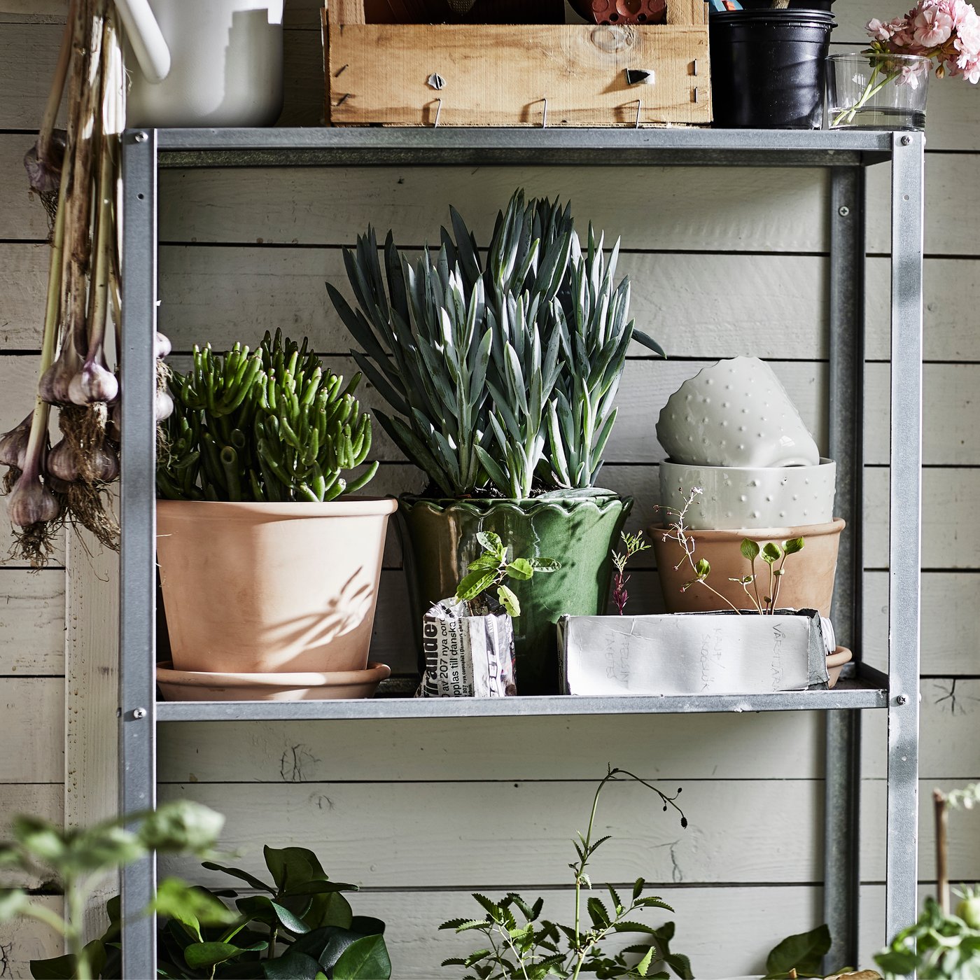 An in/outdoor green SHARONFRUKT plant pot outside