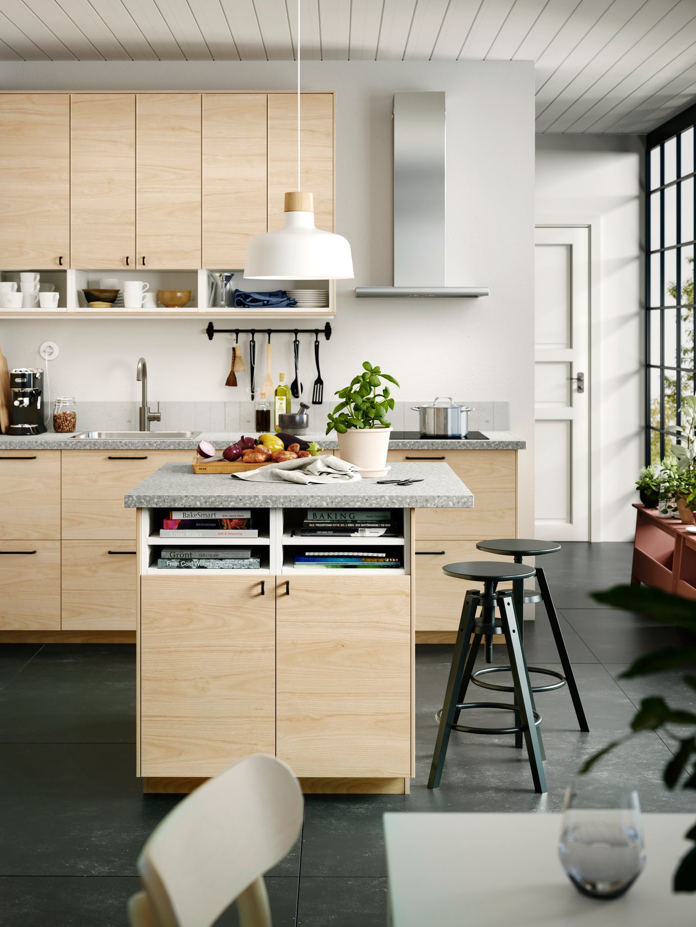 Una cocina con muebles de frentes efecto madera y una isla de cocina al centro.