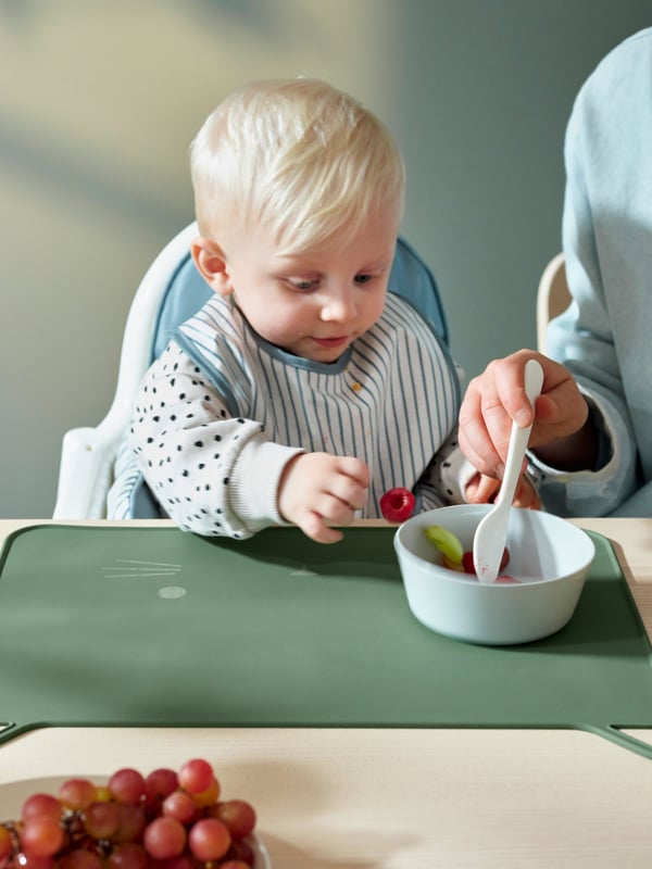 A dark yellow/white GULDVÄVARE bib