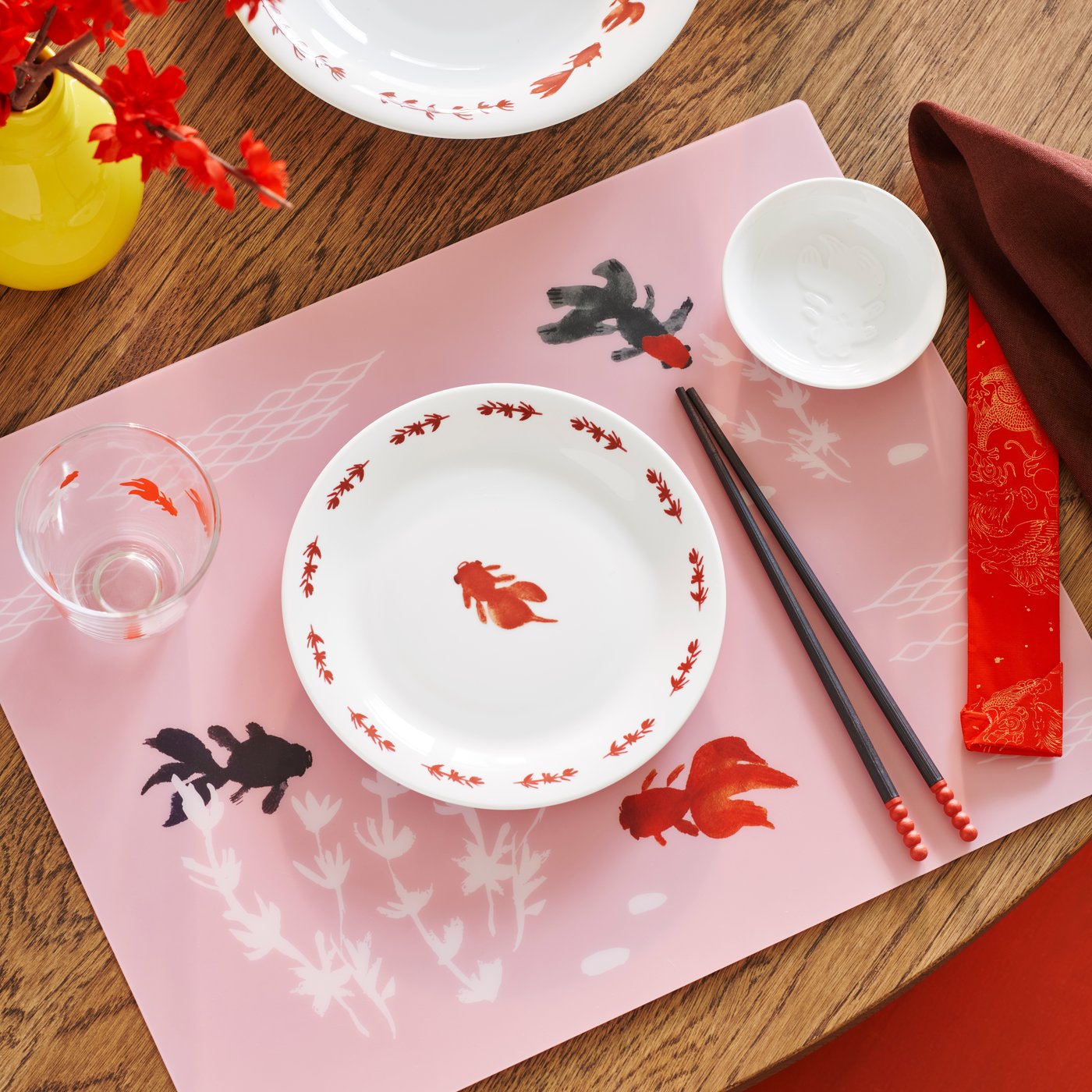 FOSSTA place mat, chopstick, glassware and plate on table
