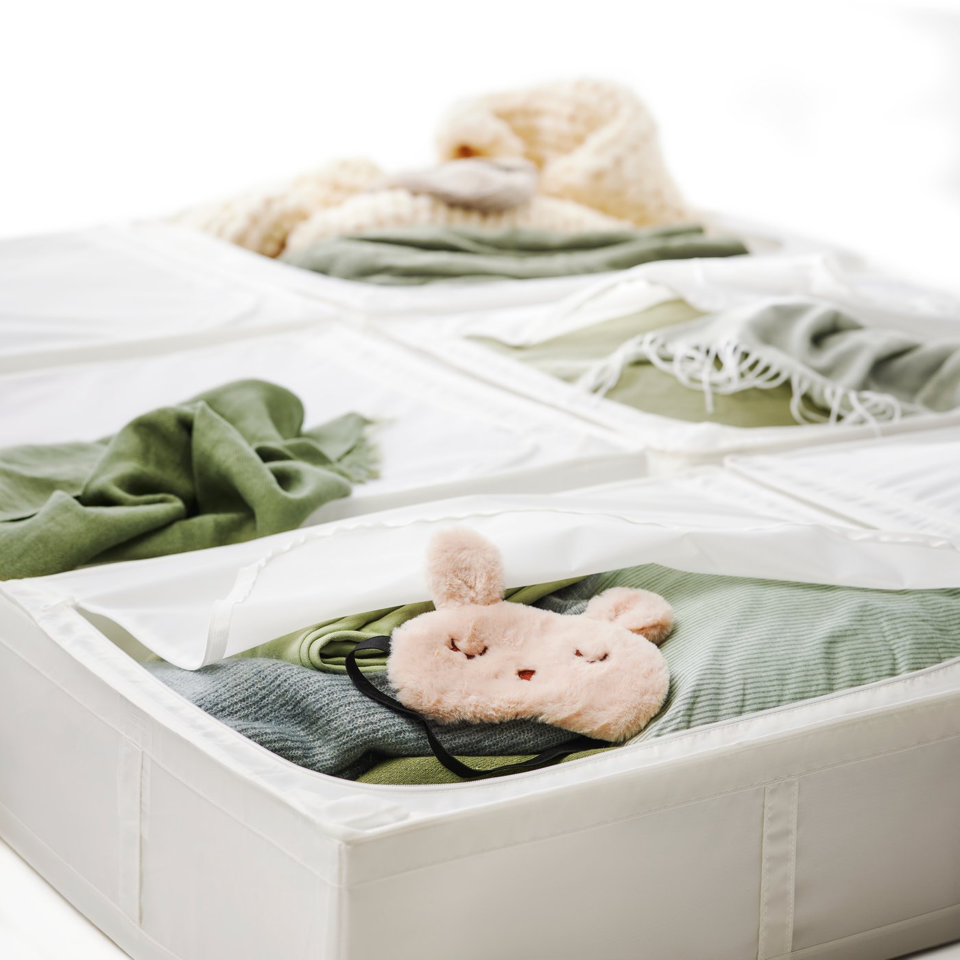 Vue de dessus de six boîtes-tiroirs SKUBB blanches dans lesquelles sont bien rangés toutes sortes de textiles et d’articles.